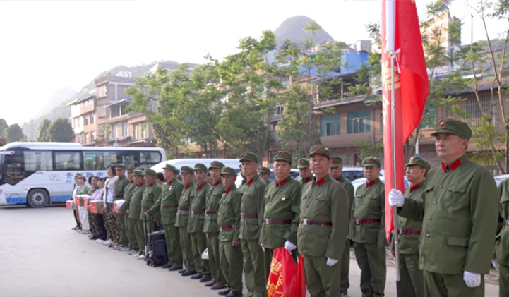 思南县退伍军人前往麻栗坡烈士陵园纪念牺牲烈士