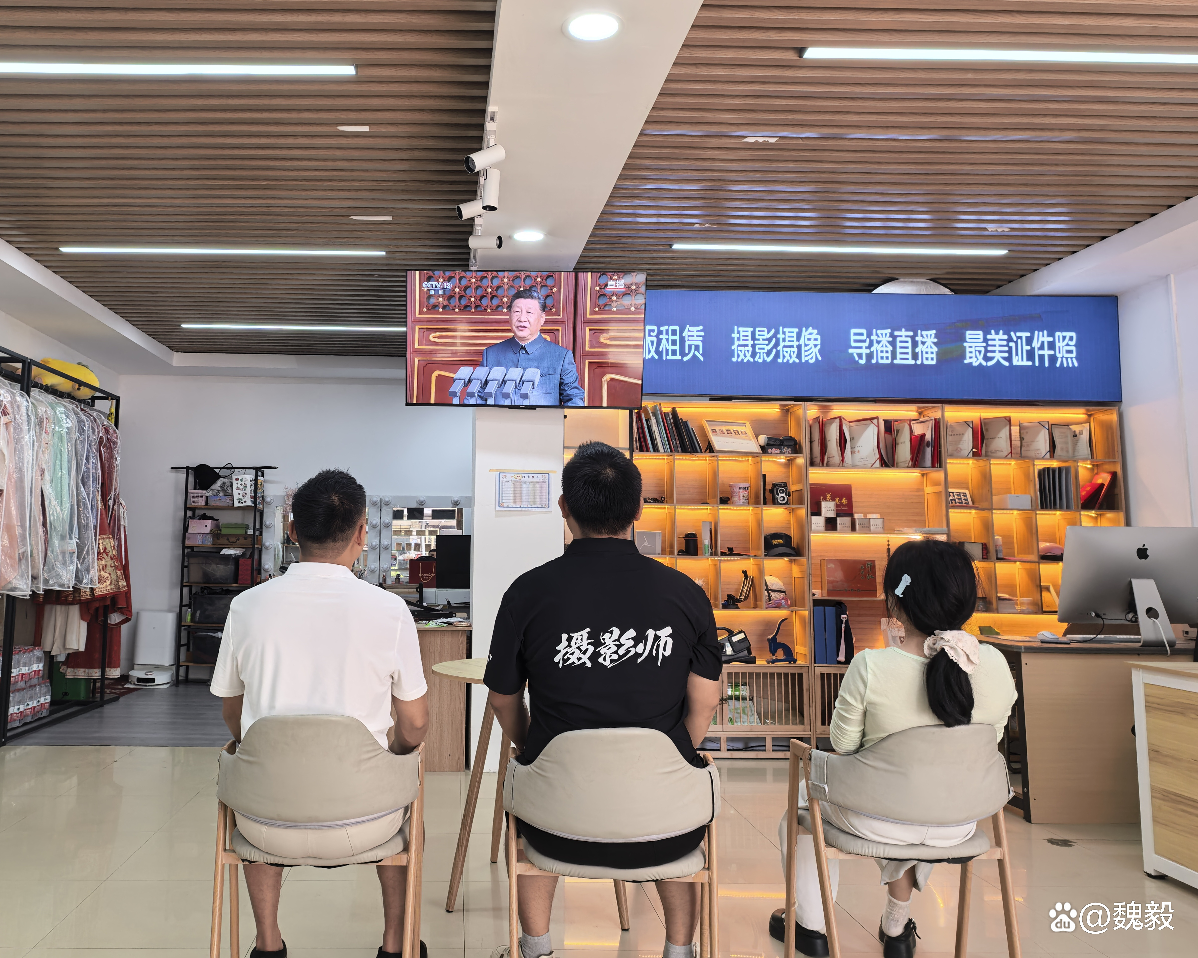 贵州玮捷传媒有限公司摄影师积极观看抗战胜利 80 周年直播